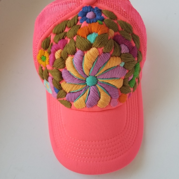 Embroidered hat - Picture 9 of 9